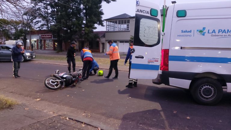 Accidente de moto en la avenida entre 21 y 23 deja una mujer hospitalizada