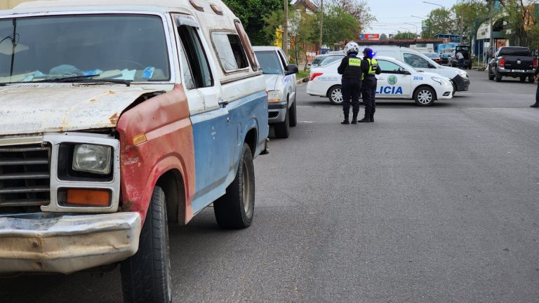 Una adulta mayor con una posible fractura en un brazo tras ser chocada por una camioneta