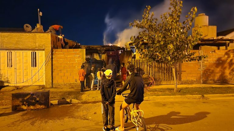 [VIDEO] Un pequeño galpón se prendió fuego en barrio Federal