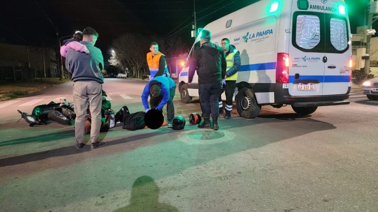 Una madre con dos hijos chocaron en moto con un auto y fueron hospitalizados