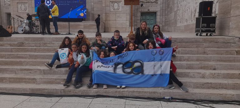 Emocionante promesa a la bandera en Rosario de alumnos piquenses