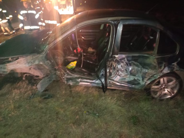 Un auto con serios daños tras choque con un camión en Ruta Nacional 5 cerca de Catriló