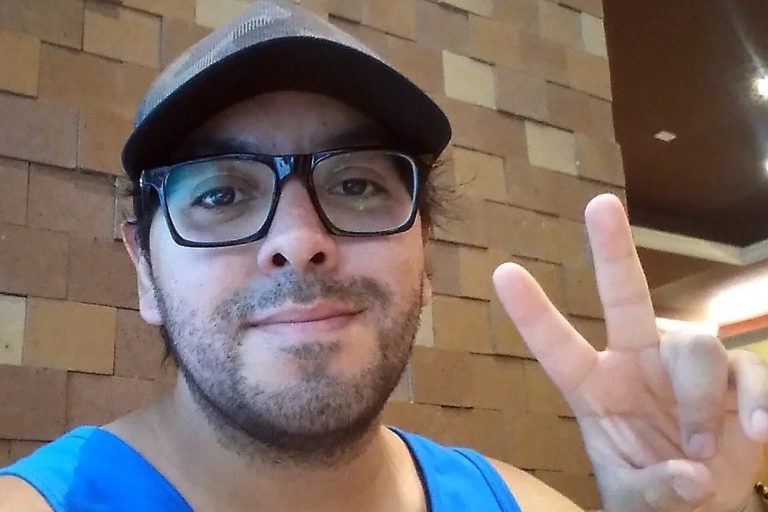 El hombre de Comodoro Rivadavia que rompió los moldes sociales y trabaja como empleado doméstico: “Limpiar es mi hobby”
