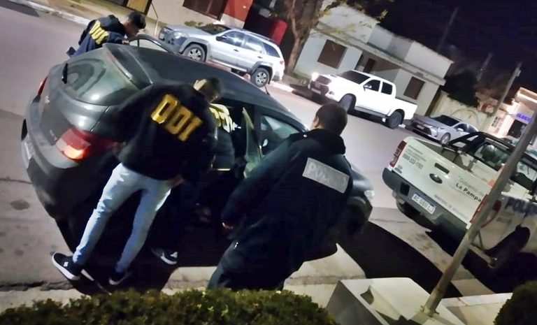 Secuestran más de 19 millones de pesos, dos armas de fuego y hay cinco personas detenidas tras mega operativo policial en Eduardo Castex