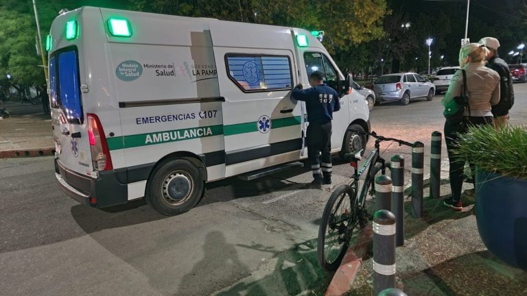 Accidente en el centro: ciclista fue asistido tras un choque con un auto