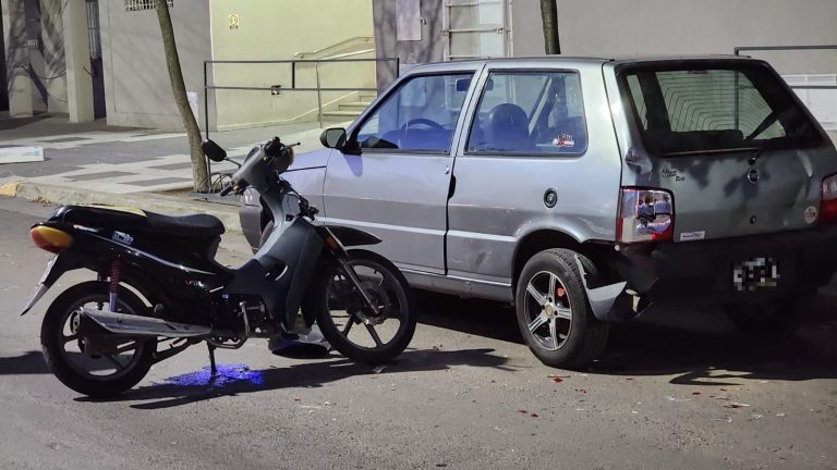 Motociclistas chocaron contra un auto estacionado afuera de la clínica Regional y terminaron internados en el Hospital