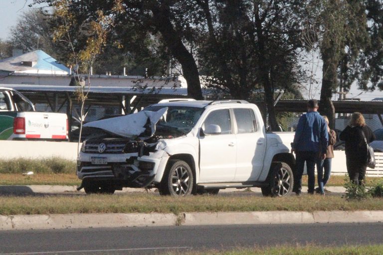 Una camioneta quedó destruida en la parte frontal tras chocar con un camión