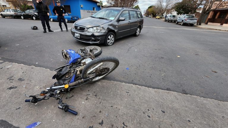 Dos hombres fueron hospitalizados tras salir disparados al chocar con un auto en barrio Este