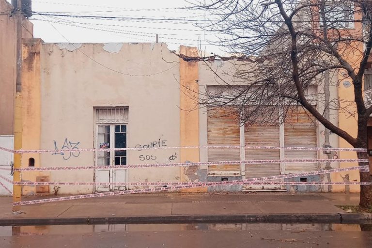 ¡Atención! Advierten por la caída de escombros de un antiguo inmueble céntrico