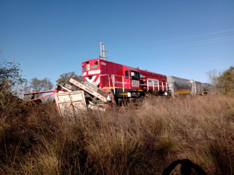 Tren impacta a camión cargado de maíz en zona de Quemú Quemú: no hubo lesionados, pero se reportaron daños materiales significativos