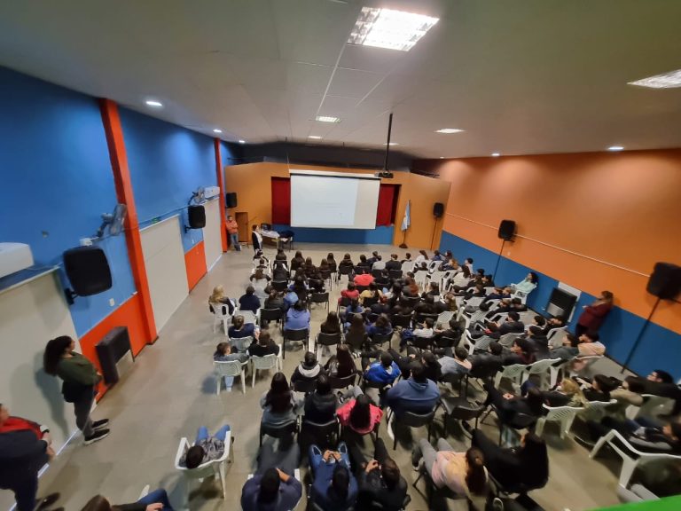 Educación + Justicia: más de 200 alumnos del  colegio Lucio V. Mansilla de Caleufú recibieron una charla sobre uso responsable de redes sociales