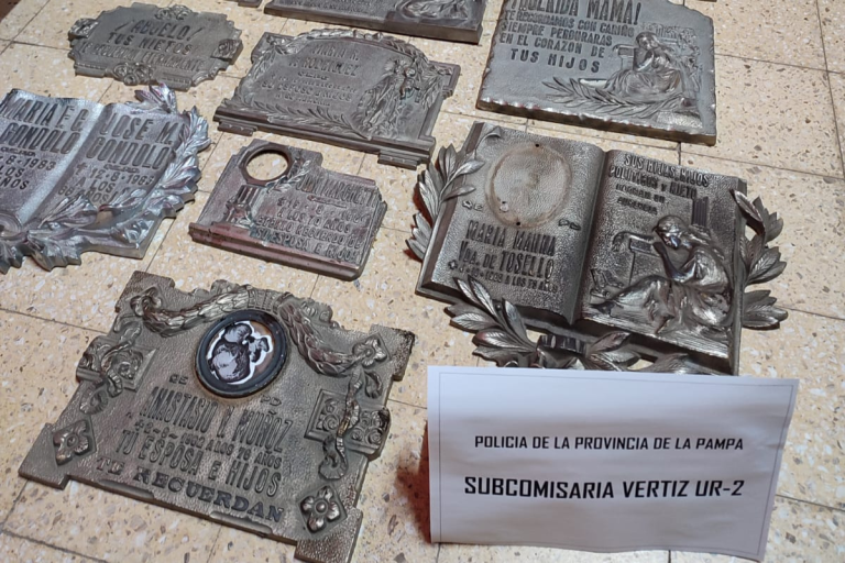 Desarticulan banda que robaba placas recordatorias de cementerio en Vértiz