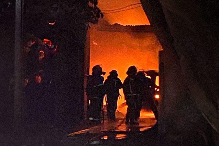Incendio en Winifreda: Un garaje y dos vehículos resultaron dañados