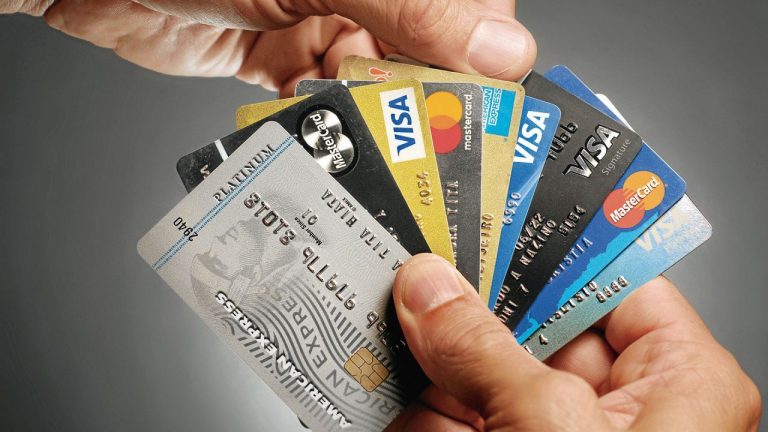 Aperciben a un banco y a una empresa tecnológica por operaciones en el sistema de tarjeta de crédito
