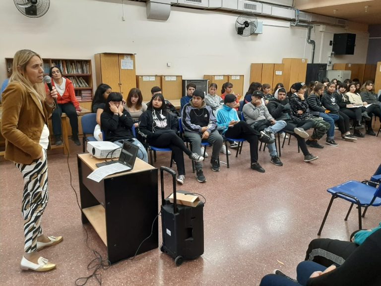 Ciberdelitos, una tema de charla y consulta en los colegios