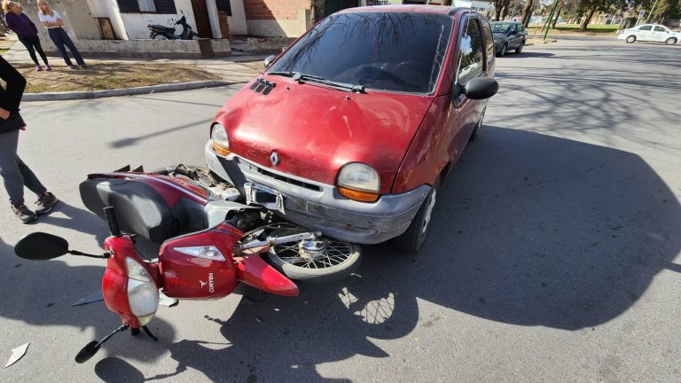 Joven motociclista involucrado en un choque con un auto en el cruce de las Calles 38 y 31 bis