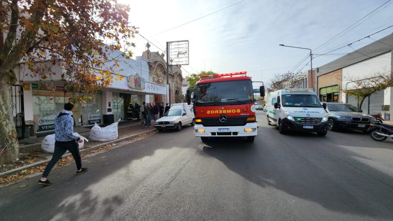 Tres dotaciones de bomberos acuden a incendio en el centro de General Pico