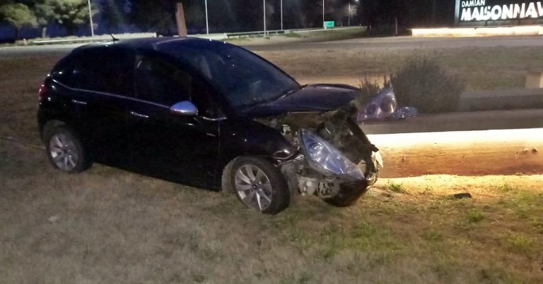Auto se sale de la ruta y choca contra monolito en el acceso a localidad de Maisonnave