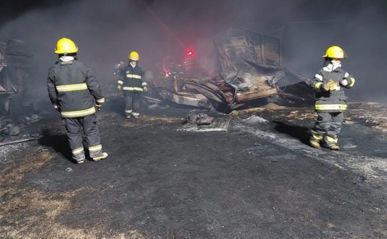 Triple choque de camiones, vuelco e incendio en Vicuña Mackenna: un muerto