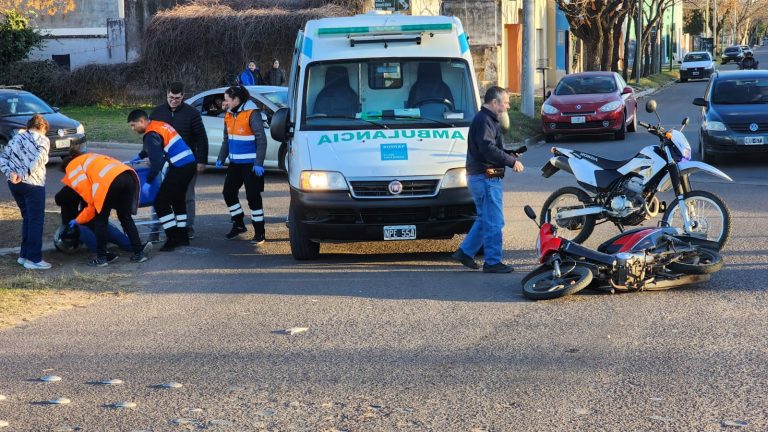 Mujer debió ser trasladada por el SEM tras chocar su moto con una camioneta