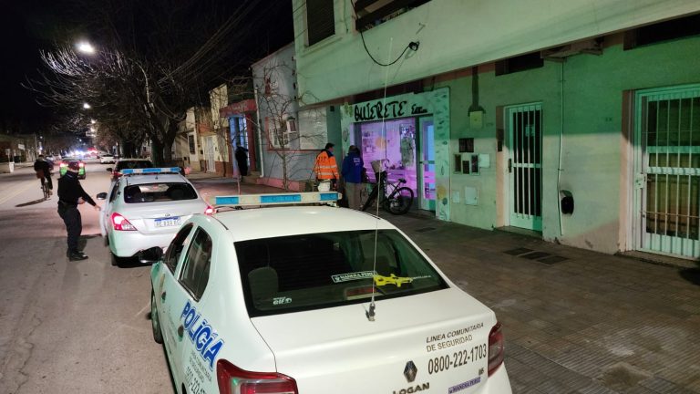 Chocó y se fugó: Una ciclista fue colisionada por un motociclista que huyó del lugar