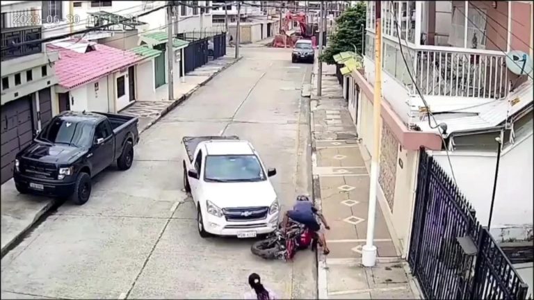 Ecuador: Un conductor se hizo viral, al chocar varias veces a un motochorro que acababa de robarle a una mujer