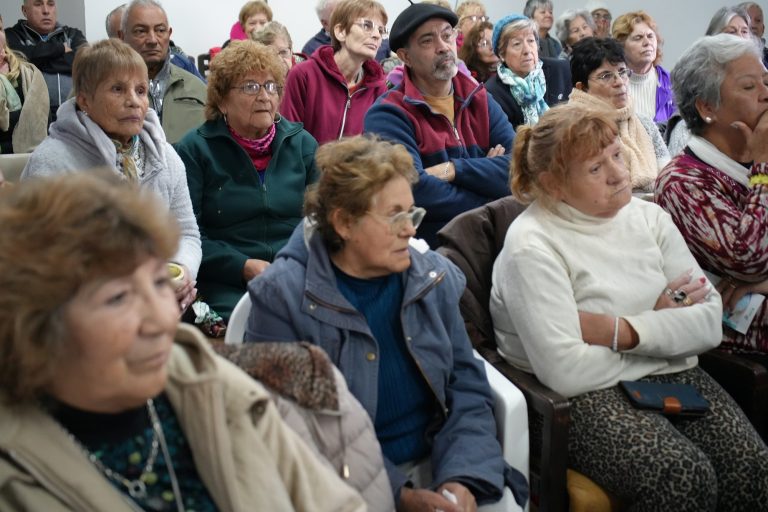 Lanzaron “que no te la cuenten” una campaña para prevenir estafas a personas mayores