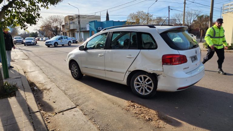 Fuerte accidente en la intersección de las calles 13 y 28 en General Pico dejó un conductor inconsciente