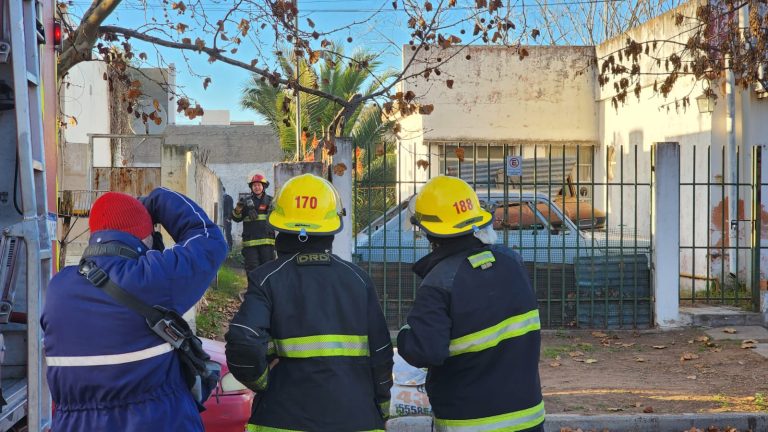 Incendio devasta vivienda precaria en calle 27: “Fue una destrucción bastante importante”, confirma el Jefe de Bomberos