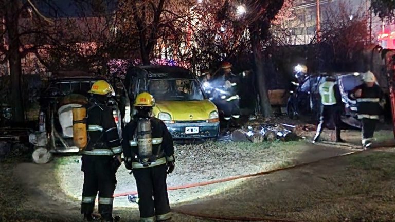 Menor de 14 años fue identificado como el causante del incendio que destruyó cuatro vehículos