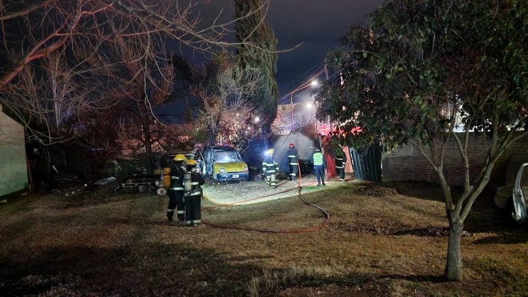 Bomberos realizó pericias sobre los vehículos incendiados ayer: se baraja la posibilidad de un acto intencional