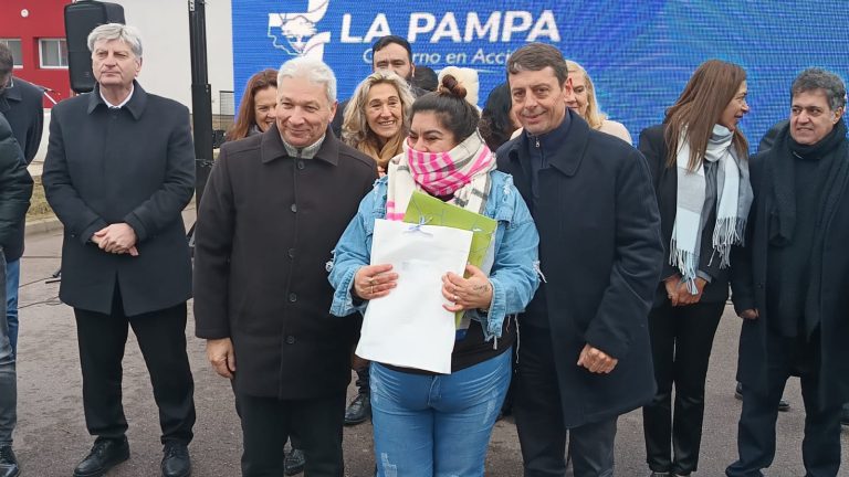 “Llevamos dos años y pico entregando viviendas, es una emoción indescriptible”, dijo el presidente del IPAV