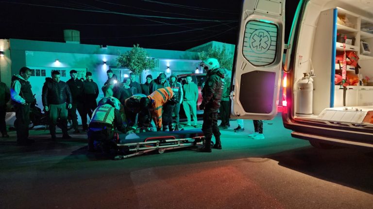 Un motociclista impactó contra una camioneta estacionada y quedó inconsciente
