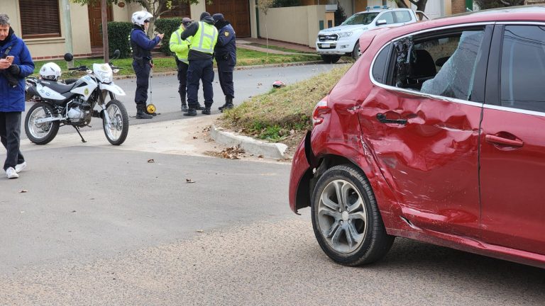 Grave accidente en calle 107: motociclista herido tras impacto contra automóvil