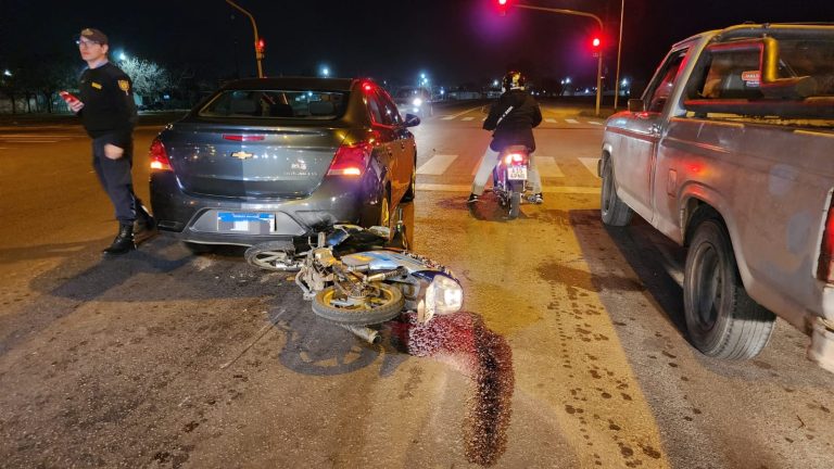 Un motociclista chocó a un auto que esperaba el paso en un semáforo en la Circunvalación, se fue y dejó su vehículo tirado