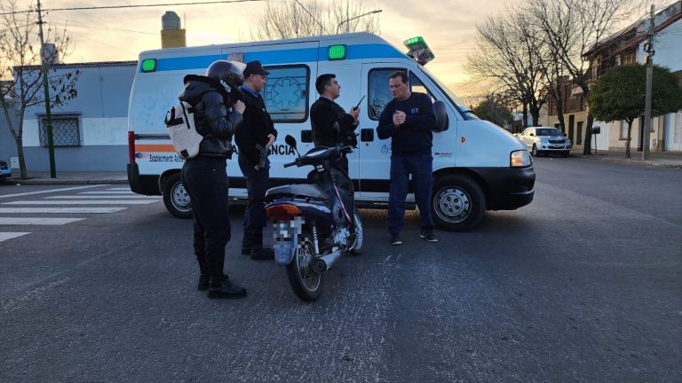Una motociclista fue asistida tras chocar con una camioneta