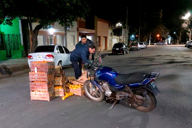 Motociclista colisiona con cajones de verduras y es hospitalizado
