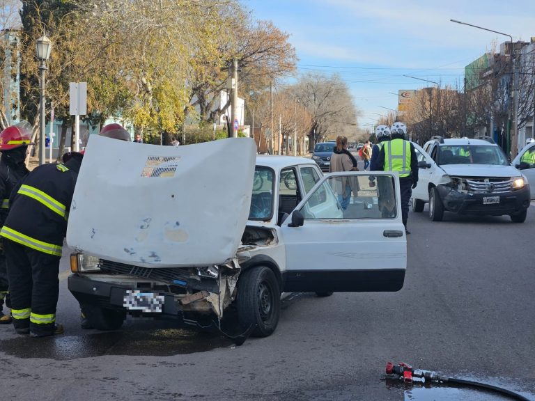 Una Duster y un 147 chocaron en el centro piquense: uno de los conductores fue trasladado