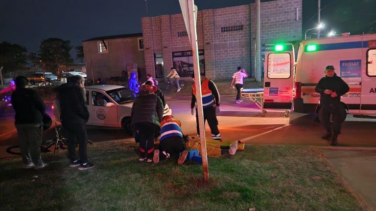 Motociclista chocó con un taxi, se fugó y dejó a su acompañante herida en el lugar