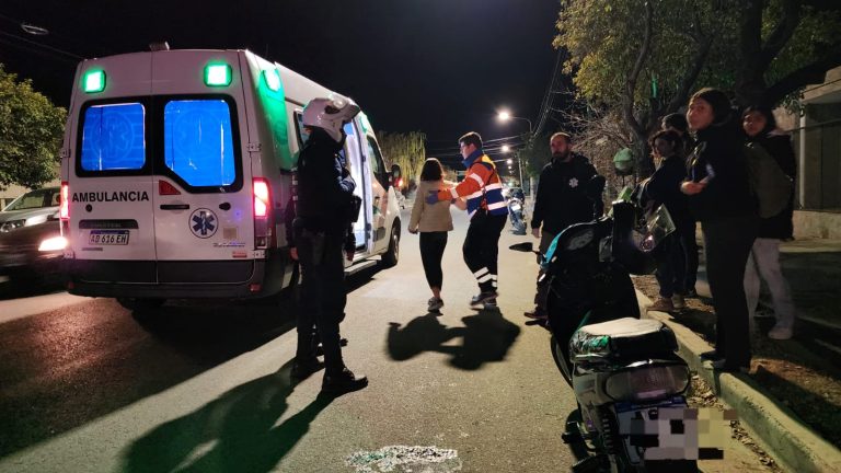 Dos jóvenes chocaron contra un perro en barrio Talleres