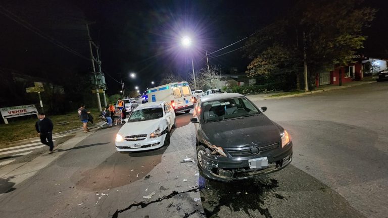 Choque en la madrugada: Dos vehículos colisionaron en calle 16 y 25