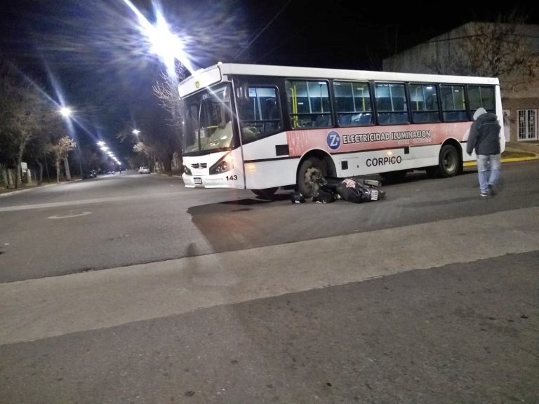Choque en calle 116 y 17: Una mujer de 20 años sufrió fractura en una de sus muñecas y fue hospitalizada tras colisión con un micro de línea