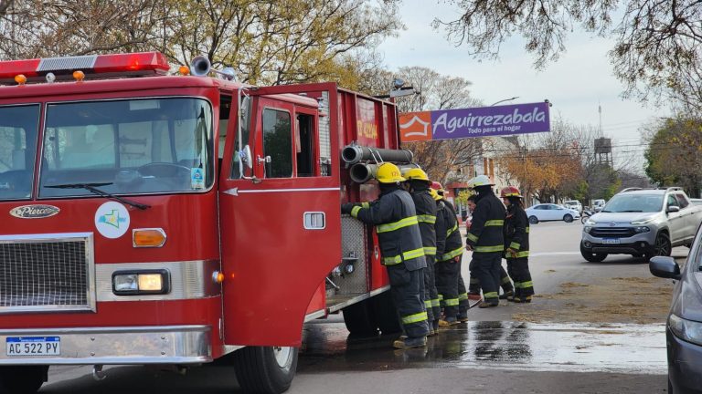 Ariel Farías, Jefe de Bomberos, señaló que “estamos analizando el origen del incendio” y que “los residentes habían salido a hacer un mandado”