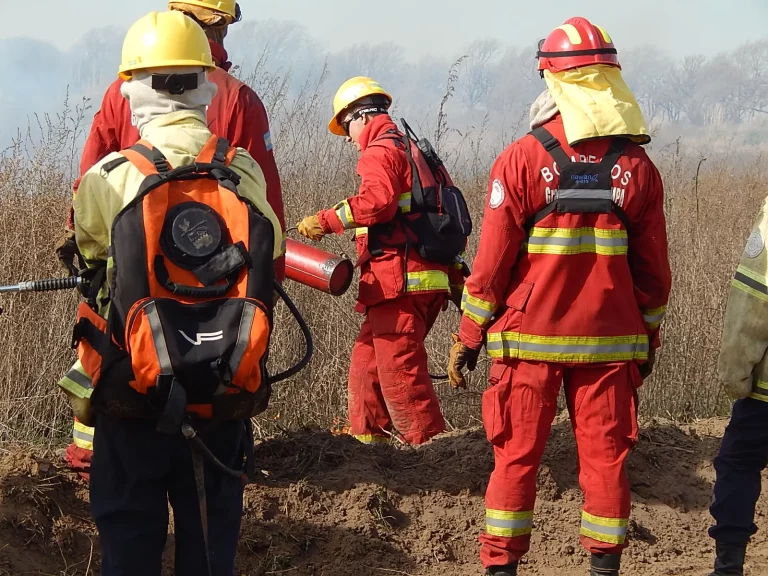 Bomberos Voluntarios de La Pampa en alerta roja: se movilizan a Neuquén para combatir los incendios forestales