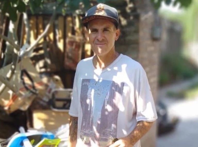 “El cartonero yanqui”: vende vidrio, cartón y chapa, enseña inglés y sueña con tener su propio instituto