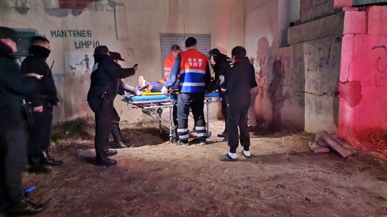 Adolescente sufre fractura de pierna tras caída desde edificio en Barrio Malvinas amarillo
