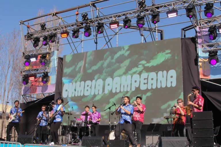 “Cumbia Pampeana”: la Orquesta Popular Barrilete llenó de ritmo y color el escenario del Patio Federal de Tecnópolis