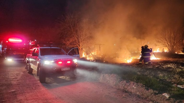 Incendio de pastizales amenaza viviendas y vehículos: oportuna intervención de Bomberos