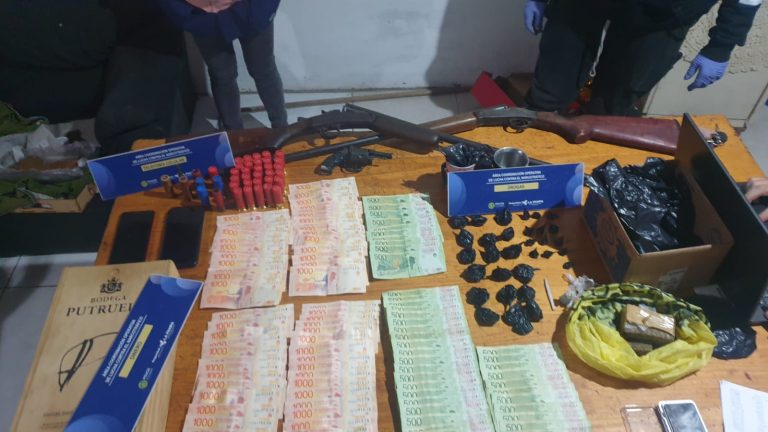 Desarticulan tres redes de narcotráfico en operativos provinciales: estupefacientes, dinero y armas incautadas