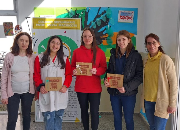 Alumnas de tres colegios secundarios de General Pico fueron premiadas en un Concurso Literario